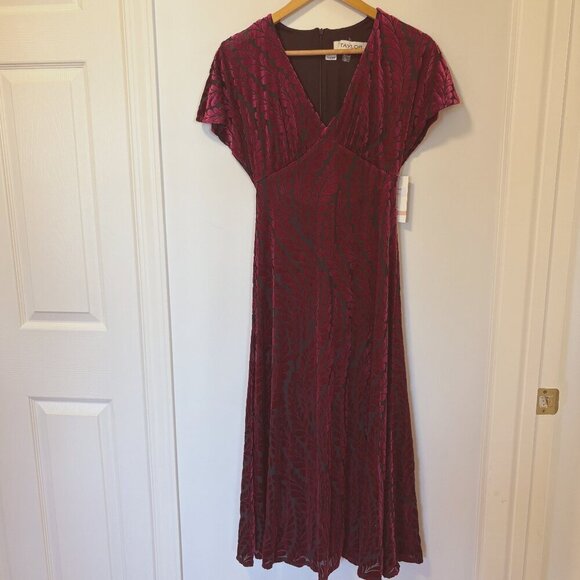 Black and Red Velvet Dress​ Leaves Long T-Shirt Sleeves NWT Size 2 - Picture 1 of 14